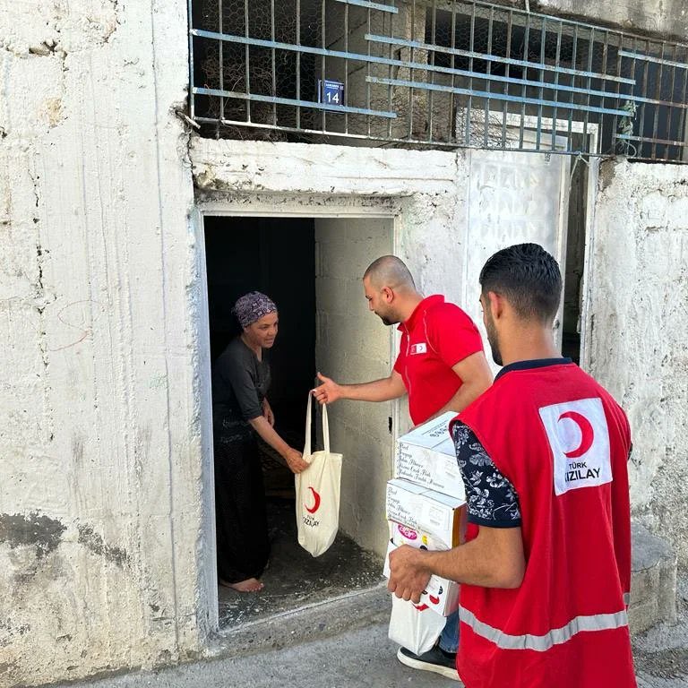 Kurban Bayramı’nda ihtiyaç sahiplerine ulaştırdığımız kurban etlerinin yanı sıra, temel ihtiyaç malzemelerini de eksik etmiyoruz. 

Bağışçıların sayesinde gerçekleşen bu anlamlı yardımlar, insanların temel ihtiyaçlarını karşılıyor ve yüzlerini güldürüyor. #HilâlOlsun