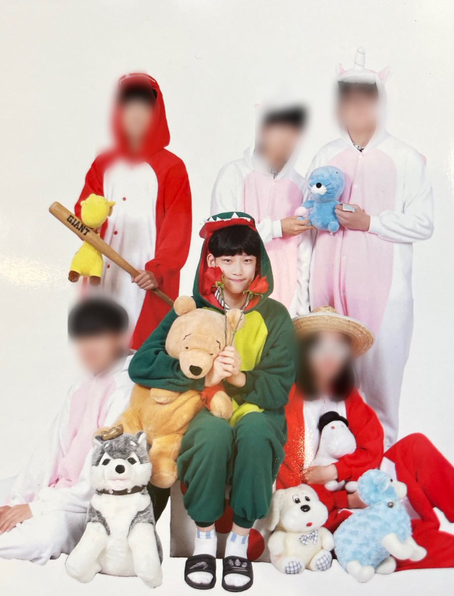 my___sunoo's tweet photo. เพื่อนสมัยเรียนน้องซอนอูมาเล่าเรื่องตอนช่วงที่น้องเรียนมัธยมที่ชิลโบด้วย บอกว่าเวลาไปโรงเรียนจะส่องกระจกในโทรศัพท์ทุกวันเลย แล้วเพื่อนๆก็จะถาม “นาย ดูอะไรอะ?” แล้วก็จะตอบว่า หน้าฉัน! แบบนี้ค่ะ น่ารักใช่มั้ยคะ… และก็เพื่อนได้รับคำปรึกษาจากที่กวดวิชาเลยร้องไห้ พอเห็นเพื่อนร้อง + https://t.co/5WJxwv64O5