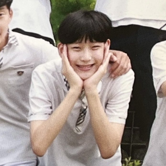 my___sunoo's tweet photo. เพื่อนสมัยเรียนน้องซอนอูมาเล่าเรื่องตอนช่วงที่น้องเรียนมัธยมที่ชิลโบด้วย บอกว่าเวลาไปโรงเรียนจะส่องกระจกในโทรศัพท์ทุกวันเลย แล้วเพื่อนๆก็จะถาม “นาย ดูอะไรอะ?” แล้วก็จะตอบว่า หน้าฉัน! แบบนี้ค่ะ น่ารักใช่มั้ยคะ… และก็เพื่อนได้รับคำปรึกษาจากที่กวดวิชาเลยร้องไห้ พอเห็นเพื่อนร้อง + https://t.co/5WJxwv64O5