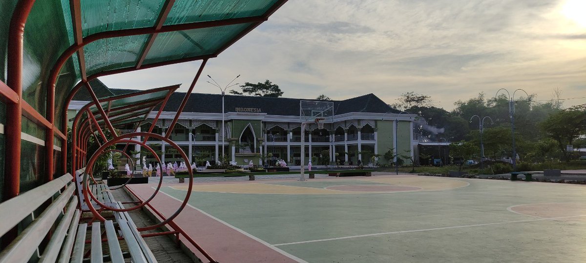 srinenaa's tweet photo. Welcoming you this evening with unpredictable feelings inside. Yeah, we know it. We pretend to reject it.
Sekian, terimakasih https://t.co/EyC5Io1zmz