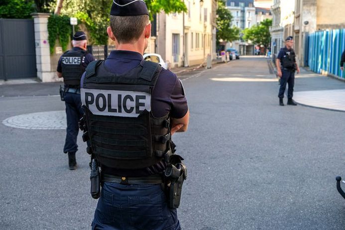 FranceNews24's tweet image. 🔴 INFO - #FaitsDivers : Trois hommes ont été interpellés après avoir poursuivi et menacé une policière hors service et ses enfants à #Villeparisis. Le conducteur aurait essayé de percuter la voiture de la fonctionnaire afin de la contraindre à s'arrêter. #emeutes #pillages