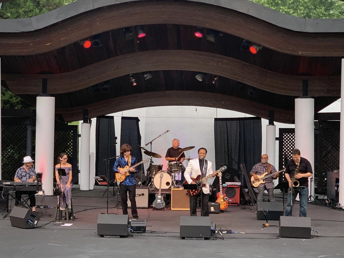 Chain Of Fools by @ArethaFranklin with The Lonnie Shields Band at Rose Tree Park

Lonnie Shields - Lead Vocals,Lead Guitar
Jesse Loewy - Guitar,Vocals 
Richard Budesa - Keyboards,Vocals 
Steve Hoke - Tenor Saxophone 
Mike Whren - Bass 
Tom Cohen - Drums

https://t.co/qjI4IYvBno https://t.co/1jpw37C1N7