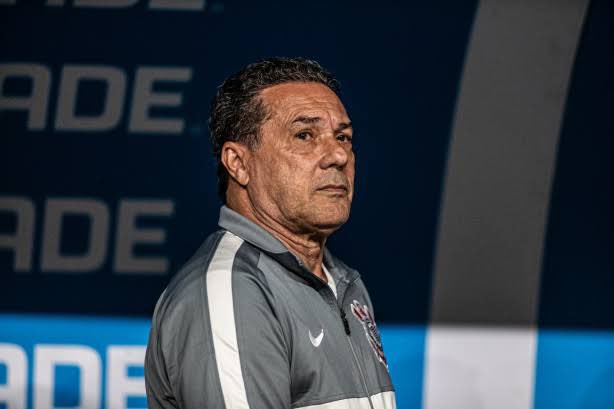 wallison_wn's tweet photo. Luxemburgo pelo Corinthians: 16 jogos, 8 derrotas, 4 empates e 4 vitórias.

Acham que o técnico é responsável por essa fase ruim? https://t.co/OC2vwUCKES