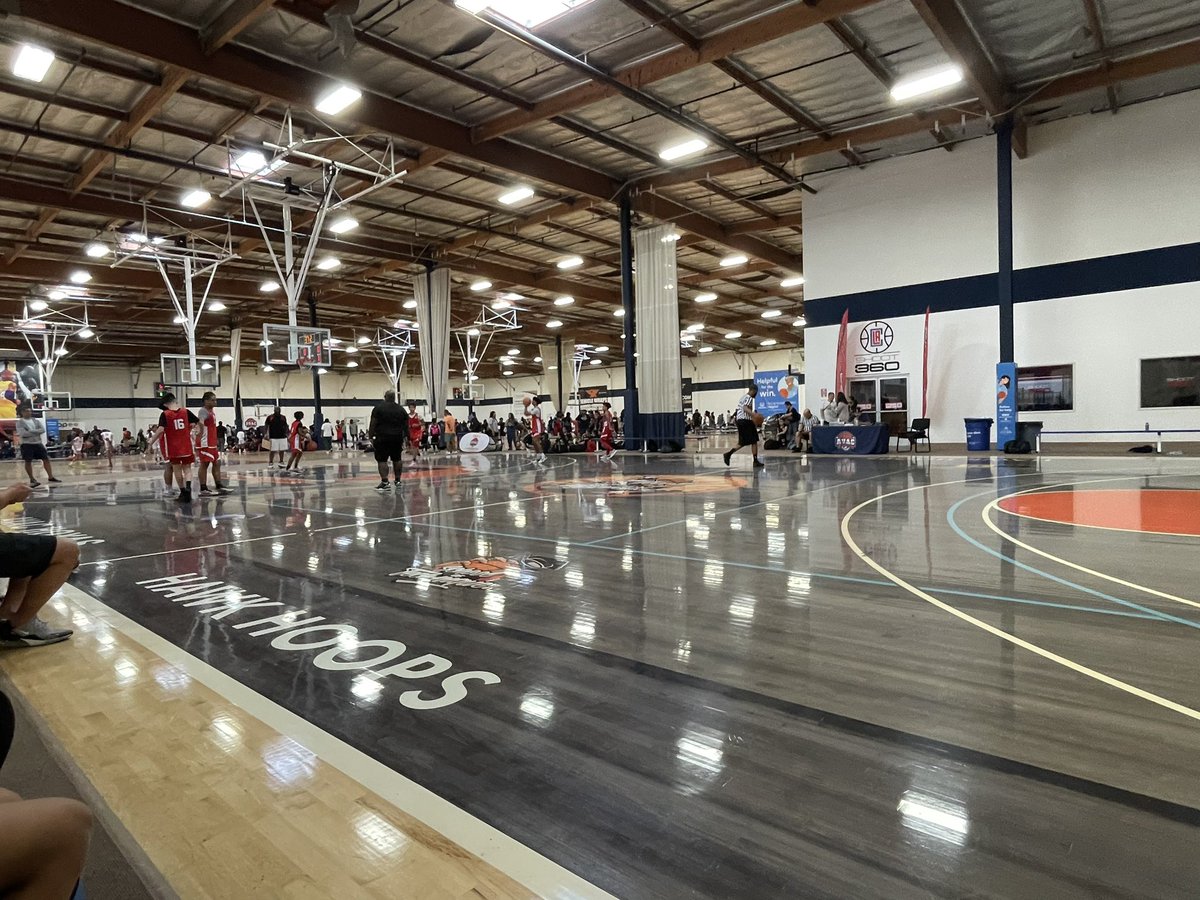 sri_velamoor's tweet image. Best #courtside seats in the world!…watching your kids compete #weekendwarriors #parenting