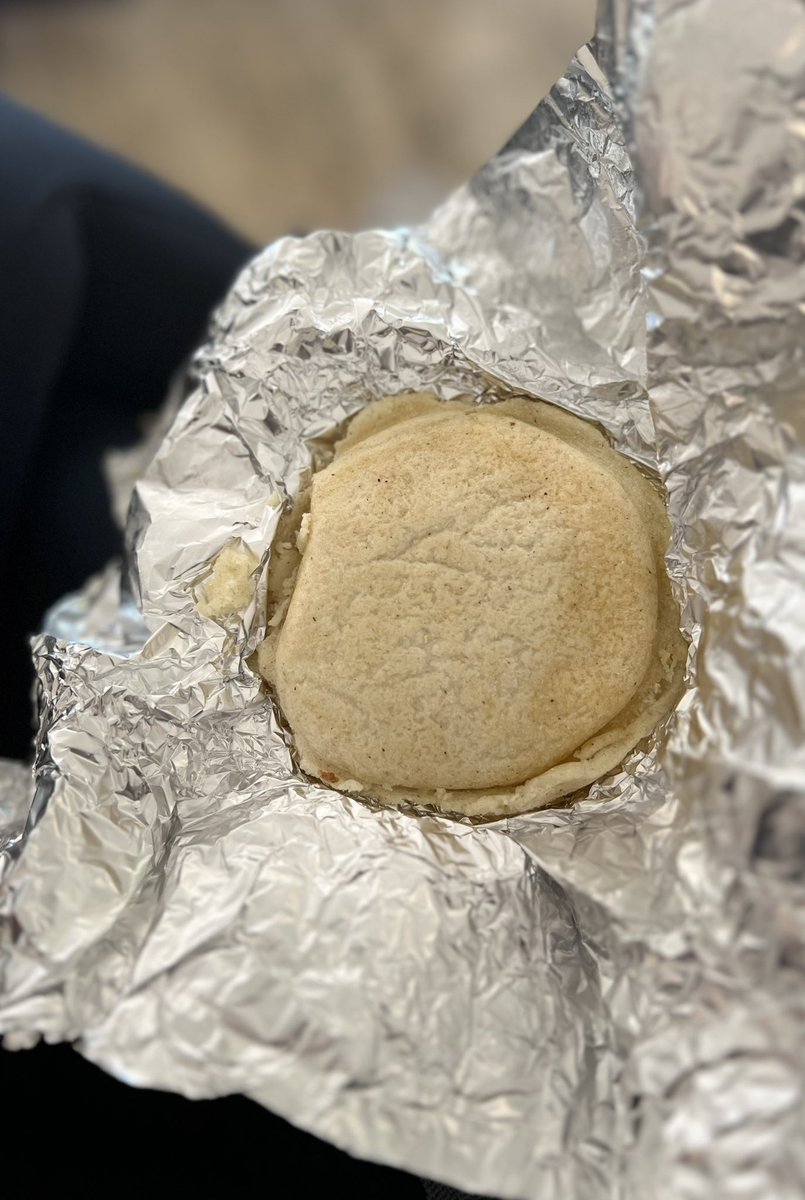7 años de casada, 6 años viviendo fuera del país, 5 años sin ver a mis papas… Y hoy de regreso a Miami🥹 mi papa me hace una arepita por si acaso me da hambre en el avión💛 #thelittlethings
