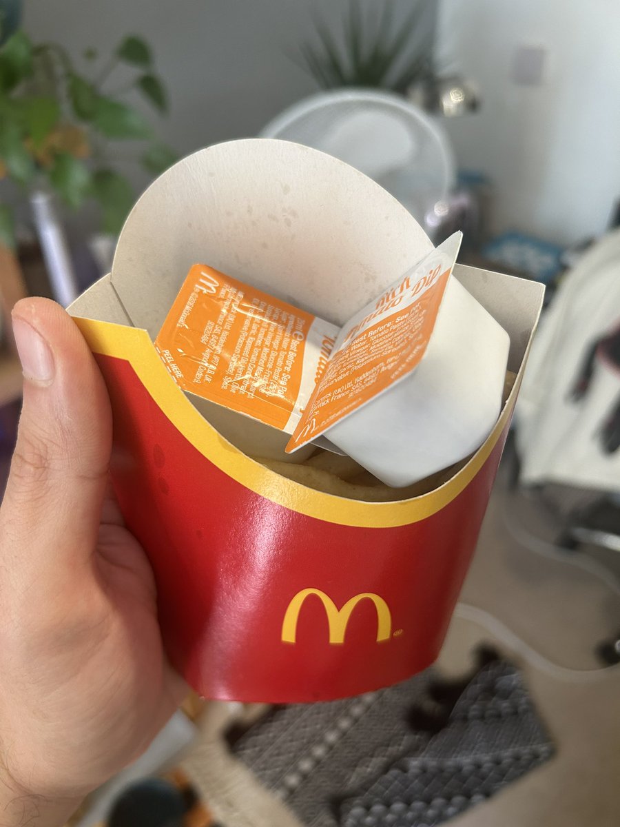 TomKolbeBooysen's tweet photo. @McDonaldsUK can you not do this? It’s disgusting, and you end up with hardly any chips! https://t.co/jAE8UMExq0