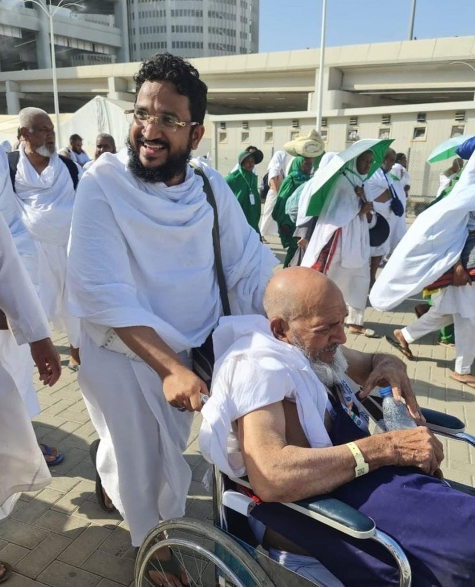 Shaykh helping an aged Haaji by driving his wheelchair during Hajj 2023. May Allah preserve our Shaykh.

#MuftiSalmanAzhari #Islam #ProphetMuhammad #Hajj2023 #Hajj #Mecca #Madina #Ahlusunnah