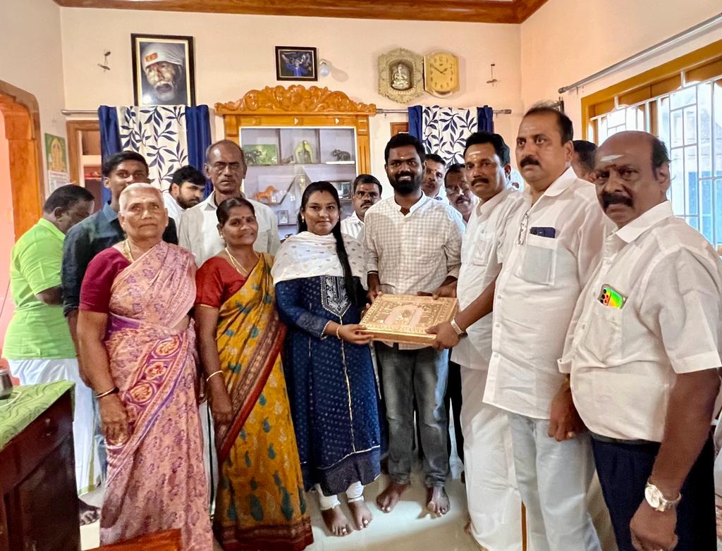 nca_chettiar's tweet photo. இன்று பொள்ளாச்சியில் நமது பேரவை நிறுவனத் தலைவர் உயர்திரு PLA.ஜெகநாத்மிஸ்ரா செட்டியார் அவர்கள் கோவை தெற்கு மாவட்ட இளைஞர் அணி செயலாளர் அருண் செட்டியார் அவர்கள் இல்லத்தில் திருமண மணமக்களை வாழ்த்தி ஆசீர்வதித்தார்💐💐💐

#PLA_Jaganath_Mishra_Chettiar https://t.co/Ooeo0JbB2t