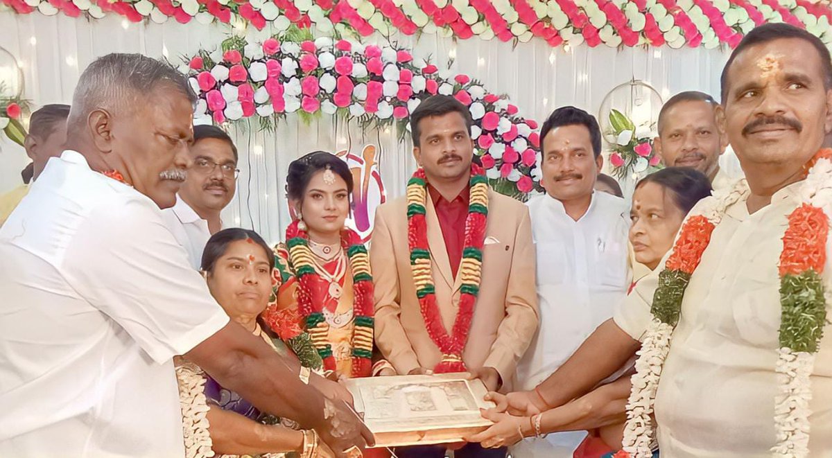 nca_chettiar's tweet photo. இன்று திருச்சியில் நமது பேரவை உயர்மட்ட ஆட்சி மன்ற குழு உறுப்பினர் சுப்ரமணி செட்டியார் இல்ல நிச்சயதார்த்த விழாவில் நமது பேரவை நிறுவனத் தலைவர் உயர்திரு.PLA.ஜெகநாத்மிஸ்ரா செட்டியார் அவர்கள் கலந்து கொண்டு மணமக்களை வாழ்த்தி ஆசீர்வதித்தார்💐💐💐💐 https://t.co/tlwLWCKMwc