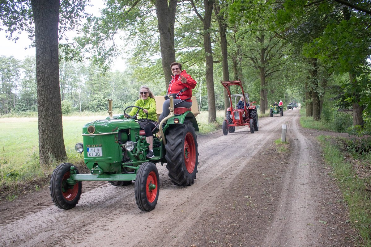 monasso's tweet photo. Tijdens het wandelen vanmiddag: Landfrauen machen das! #auftour https://t.co/tJorpoLIjA