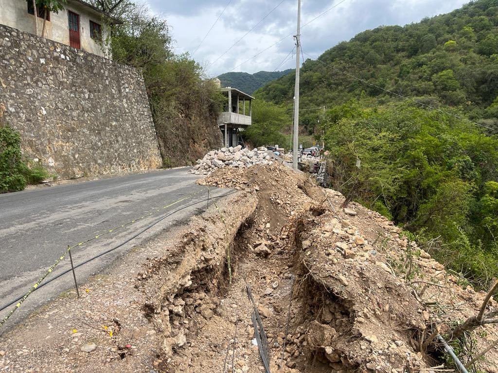 Avanzamos con la #SegundaEtapa de la construcción del andador peatonal que se dirige hacia el panteón de la delegación de Ahuacatlán de Guadalupe, un espacio que dará seguridad a nuestros ciudadanos.
#PinalSomosTodos