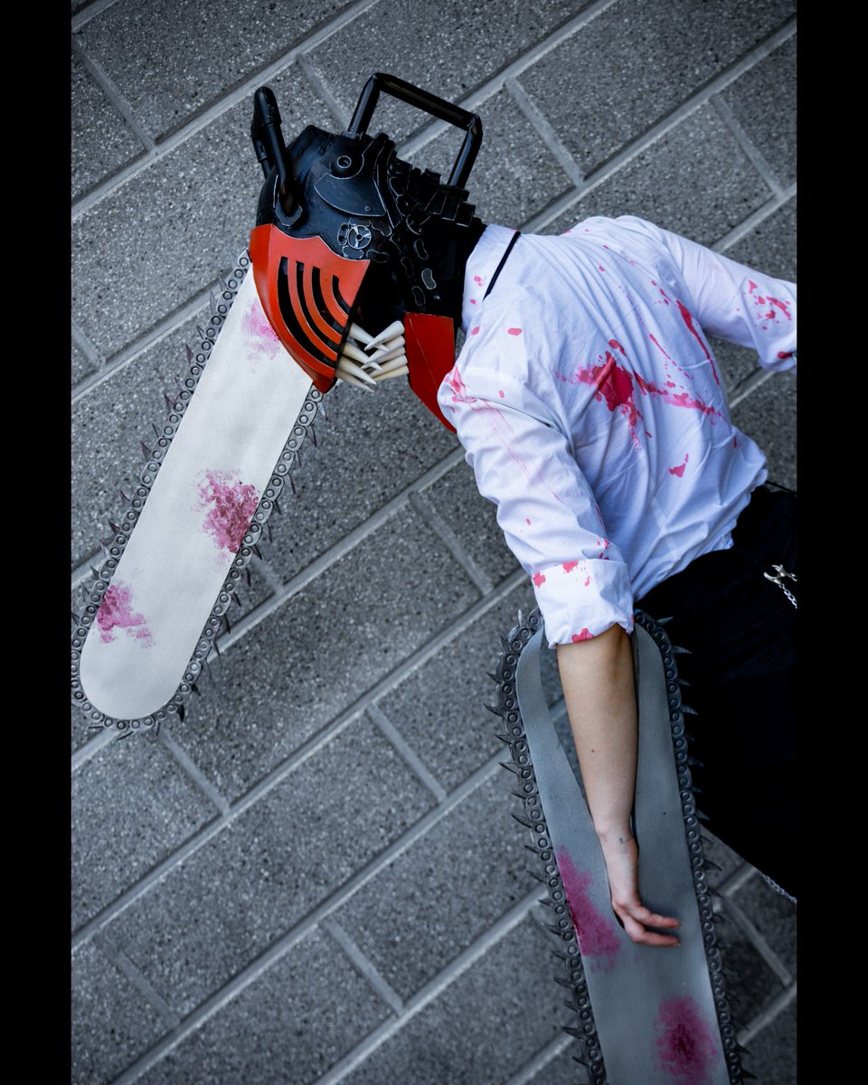 CosplayFreccia's tweet photo. Chainsaw man 💕
I did all of this in one week
Still don't know how

The teeth are made with resin and the rest it's all foam ✨
#propmaker #prop #cosplayer https://t.co/owv6Fc6664