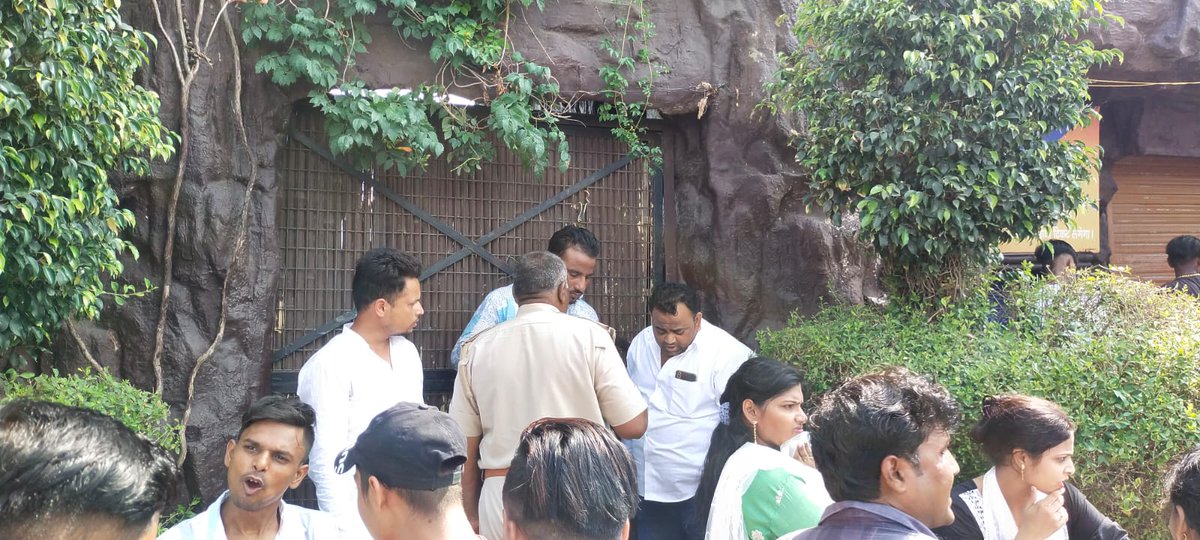 Exp0sednews's tweet photo. थाना लोधा क्षेत्र के खेरेश्वर स्थित वाटर पार्क में गंदी से परेशान लोग, ग��दगी देख लोगो ने टिकट के पैसे वापस मांगे तो हुआ हंगामा। अलीगढ़ में बिना एनओसी के कई स्विमिंग पुल तेज़ी से चल रहे हैं।
#aligarh
@aligarhpolice @Uppolice @Dm_Aligarh @CWCOfficial_GoI @India_NHRC @MoJSDoWRRDGR https://t.co/RtNSuB31Rc
