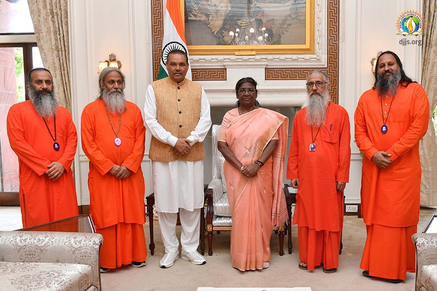AmanYad65817261's tweet photo. दिव्य ज्योति जाग्रति संस्थान (डी.जे.जे.एस.) के संस्थापक एवं संचालक - दिव्य गुरु श्री आशुतोष महाराज जी के शिष्य स्वामी जी की भारत की राष्ट्रपति, माननीय श्रीमती द्रौपदी मुर्मू जी से शिष्टाचार भेंट हुई। राष्ट्रपति महोदया को उनके भविष्य के अभियानों के लिए शुभकामनाएं दी। 
@djjsworld https://t.co/zl23q7xswd