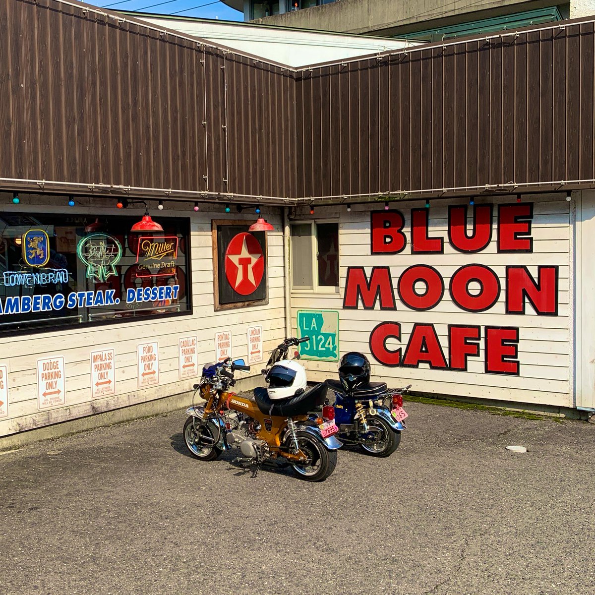 chalygasuki1023's tweet photo. 𝐁𝐋𝐔𝐄𝐌𝐎𝐎𝐍カフェはいつ来てもオシャレで美味しい🍔
#BLUEMOONCafe https://t.co/9jksP6wWpp