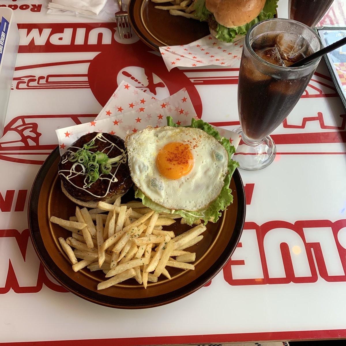 chalygasuki1023's tweet photo. 𝐁𝐋𝐔𝐄𝐌𝐎𝐎𝐍カフェはいつ来てもオシャレで美味しい🍔
#BLUEMOONCafe https://t.co/9jksP6wWpp