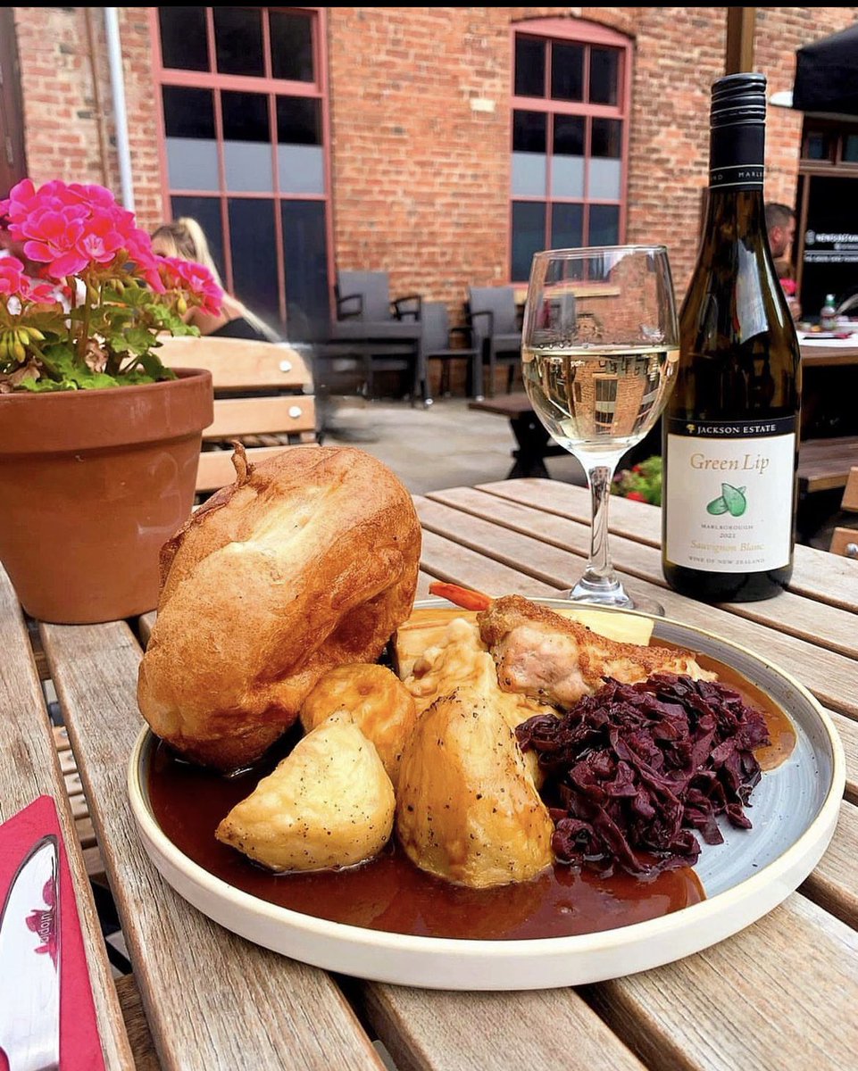 Join us for a Sunday roast today! 🍽️ 

Book online through our website or call us on 0113 244 5044 📞 

Walk ins also welcome! 

#midnightbell #midnightbellleeds #pubsinleeds #leedspub #leedspubs #leedslife  #publeeds #waterlane #bridgewater#loveleeds #marshallsmill