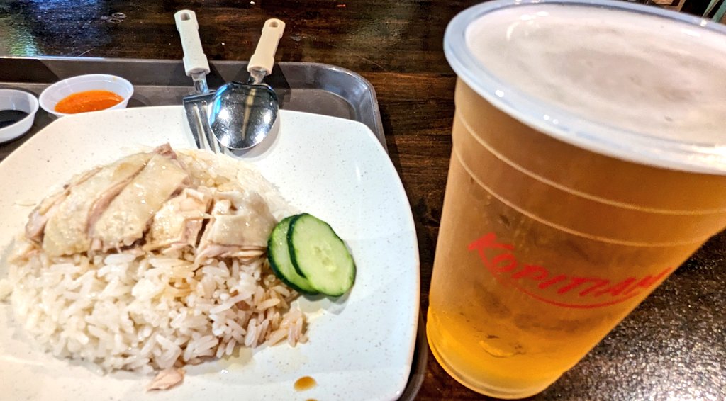 tktktk09's tweet photo. 思い立ってラオパサへ。そして、昨日に続いてチキンライスを食す。もちろん、タイガービールをお供に。
#シンガポール #Singapore
#ラオパサ #LauPaSat
#ChichenRice https://t.co/xB3Vw6RrfZ