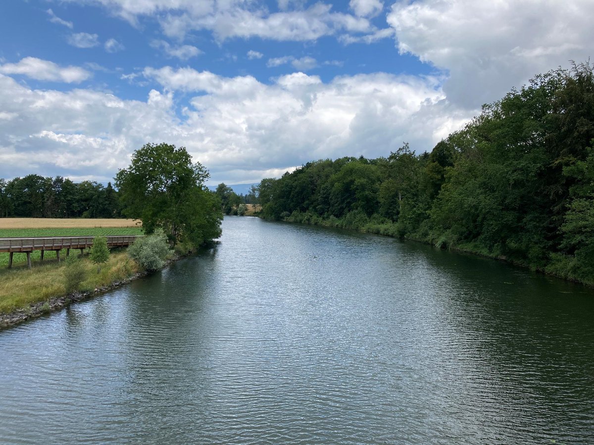 meteoschweiz's tweet photo. Die tiefste #Tageshöchsttemperatur im Juni wurde am Ende des Monats gemessen. Die Analyse der #Messwerte zeigt aber eine komplexere Realität. Mehr dazu erfahren Sie im heutigen #Meteoblog https://t.co/GrUDWl5W2e Bild: Leicht bewölkt bei #Sugiez am #Broyekanal / Meteomeldungen App https://t.co/6TBFm98BAE