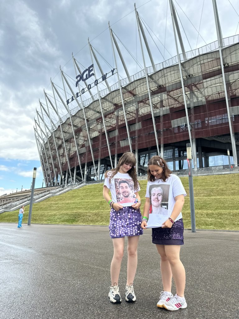 hsbandflorals's tweet photo. Two fans are wearing Lloyd and Brad t-shirts at tonight's show 👀😂 #LoveOnTourWarsaw 

via 369ftdt https://t.co/2kIQY7lXcc