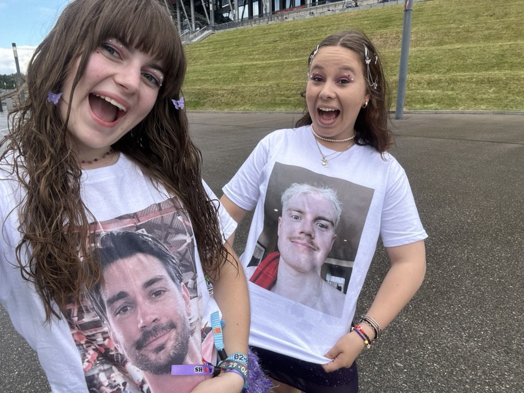 hsbandflorals's tweet photo. Two fans are wearing Lloyd and Brad t-shirts at tonight's show 👀😂 #LoveOnTourWarsaw 

via 369ftdt https://t.co/2kIQY7lXcc
