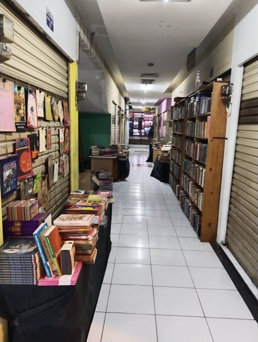Toko Buku Diponegoro tweet media
