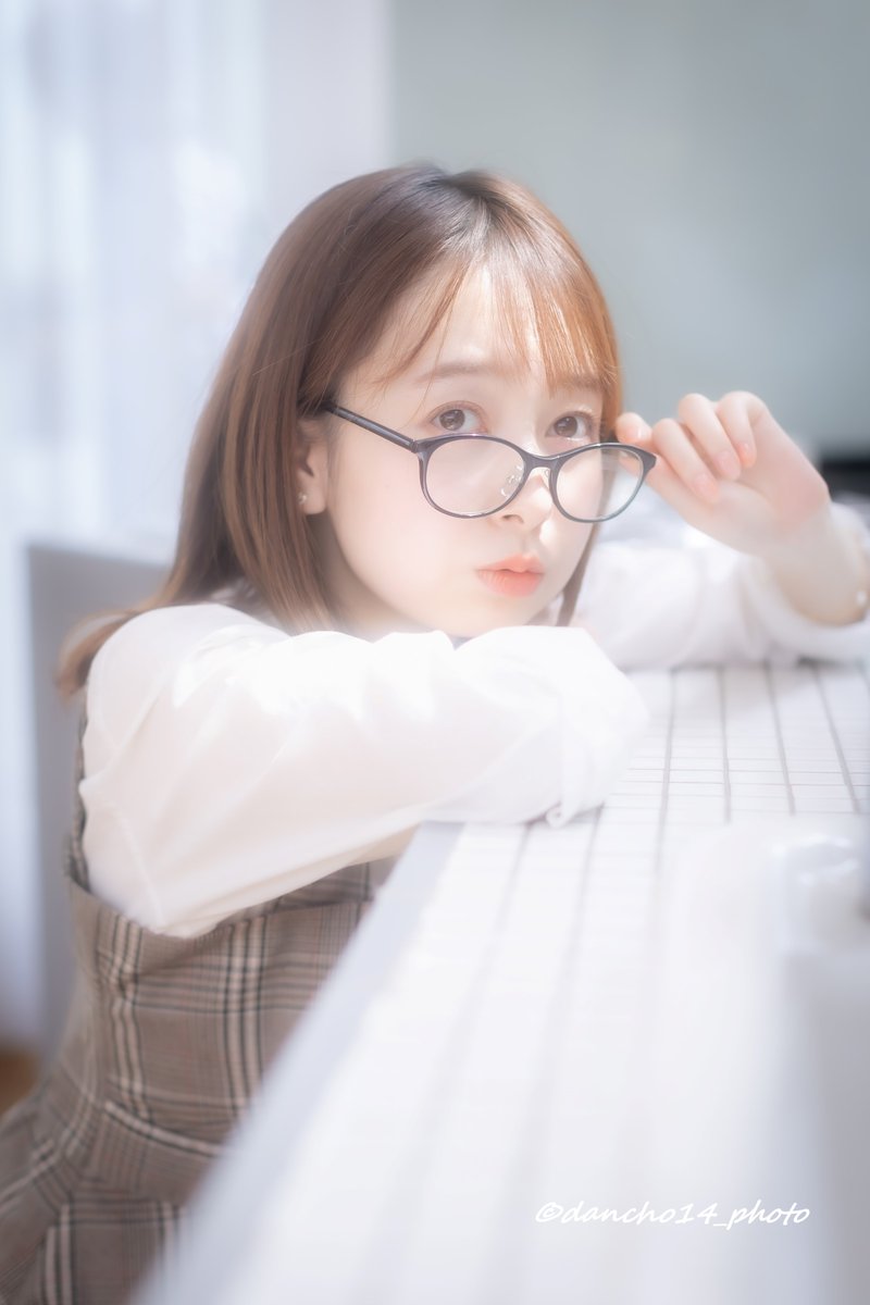 capella14_photo's tweet photo. 透明感… (#03) 

#メガネ女子 (#glassesgirl )を演じて頂いたら、どんなだろう？…というアイデアで。
小道具のメガネを、お互いが同じ日の同じ時間帯に選んでいた偶然の凄さ…^^

被写体：@miupartner さん

@photopartnerjp
#portrait 
#whitish 
#写真で伝えたい私の世界 
#ブラックミストNo05 https://t.co/ghcSXkbVQO