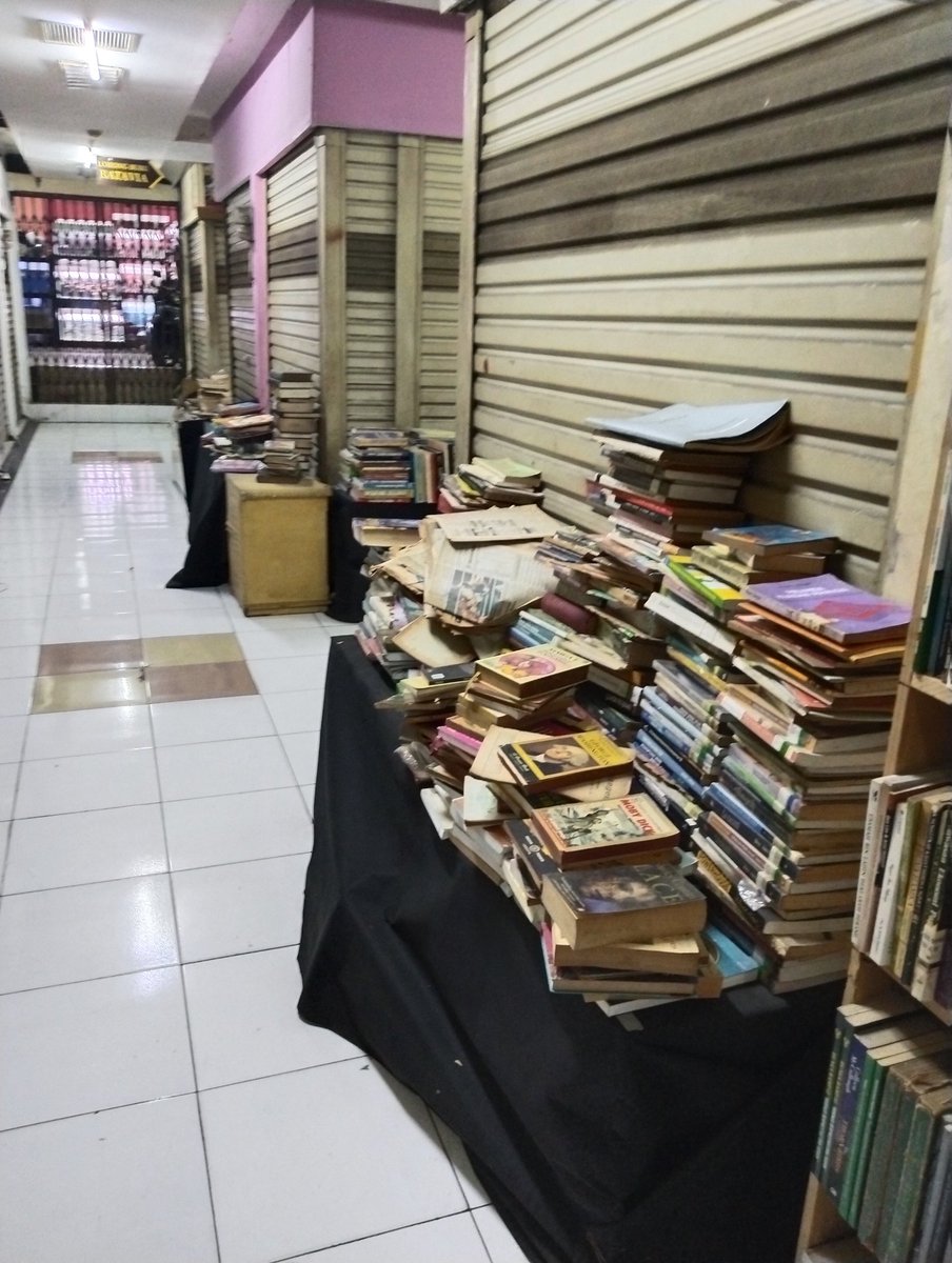 Toko Buku Diponegoro tweet media