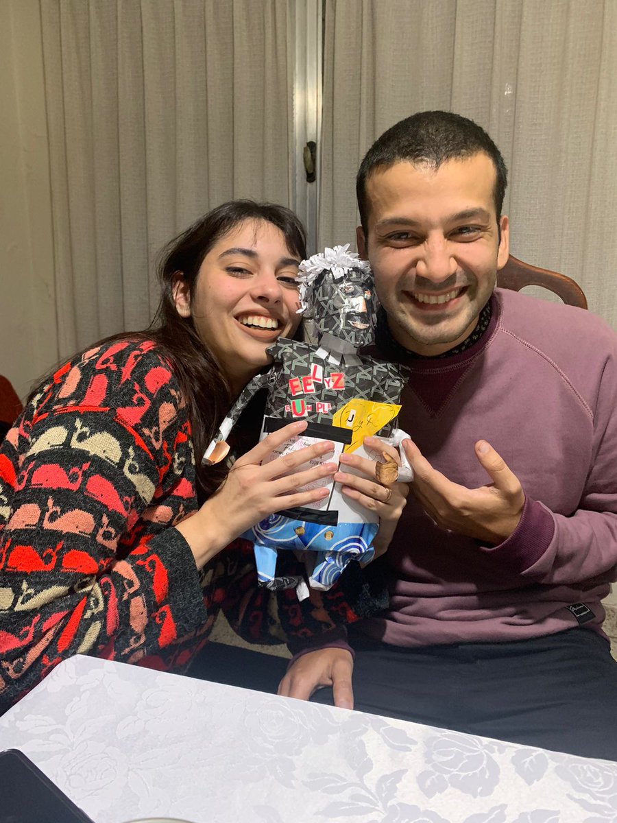 julietajuliaa's tweet photo. Hoy es mi cumple y a Rober le pareció aburrida la bolsa de mi regalo, así que la volvió muñeco. 
@XLEXTRALARGE https://t.co/myJSMTYfFw