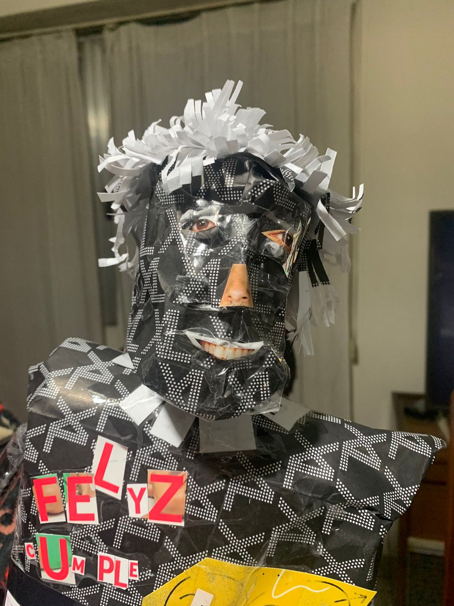 julietajuliaa's tweet photo. Hoy es mi cumple y a Rober le pareció aburrida la bolsa de mi regalo, así que la volvió muñeco. 
@XLEXTRALARGE https://t.co/myJSMTYfFw