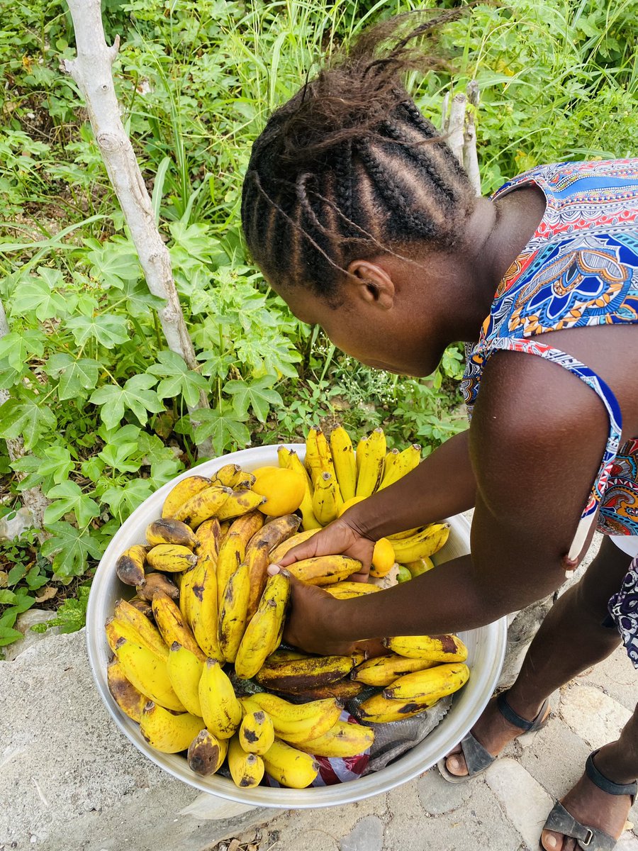 decouvrirLaGA's tweet photo. Lè nap achte nan men moun sa yo, Pa joure yo, Pa ba yo move jan. Di yo nou renmen yo, Swete yo pase yon bon lajounen. Ankouraje yo!
#Fanm #Machann #Ayisyen https://t.co/OkPvEB5qUF