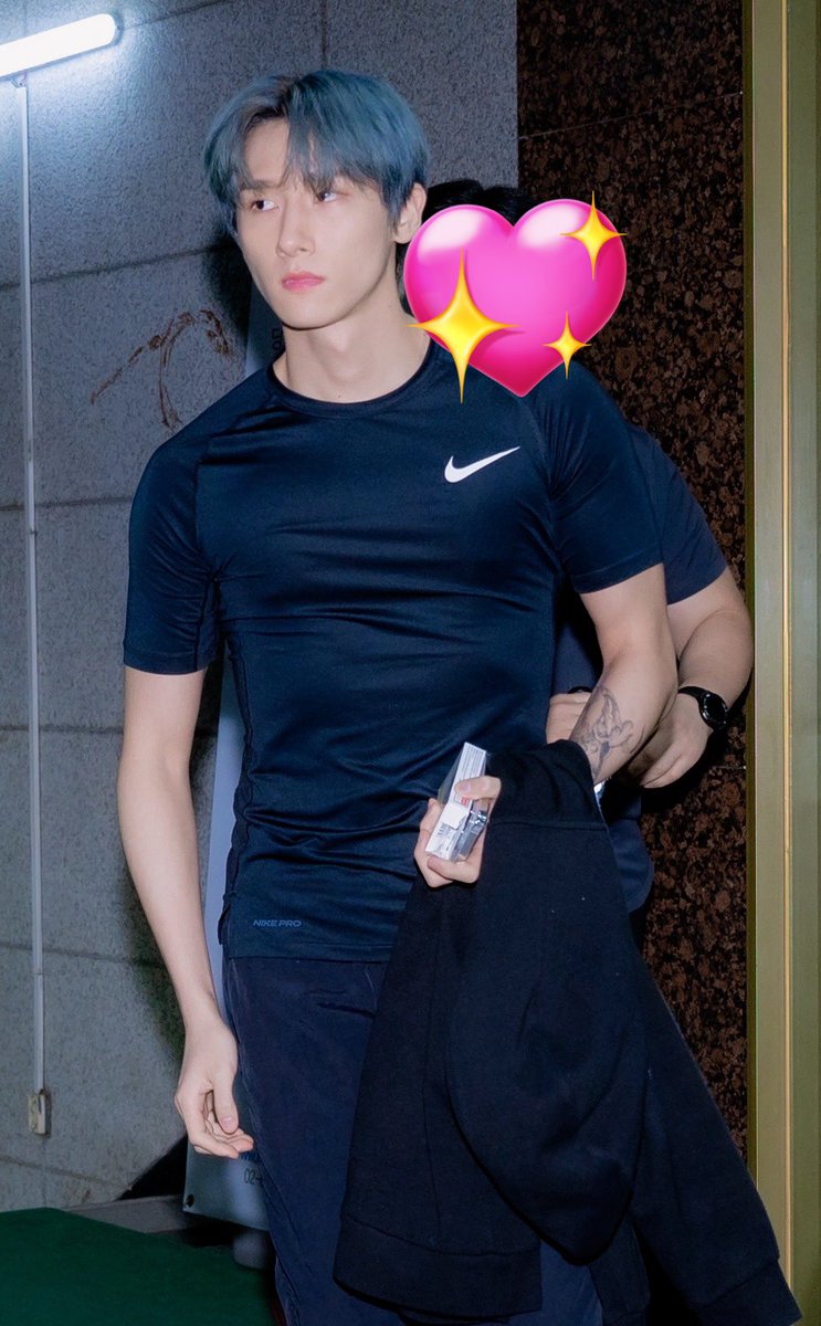 TurtleLoveCat's tweet photo. IM CHANGKYUN WITH THE NIKE SHIRT 🫠🫠 https://t.co/Wkxf15z2jI