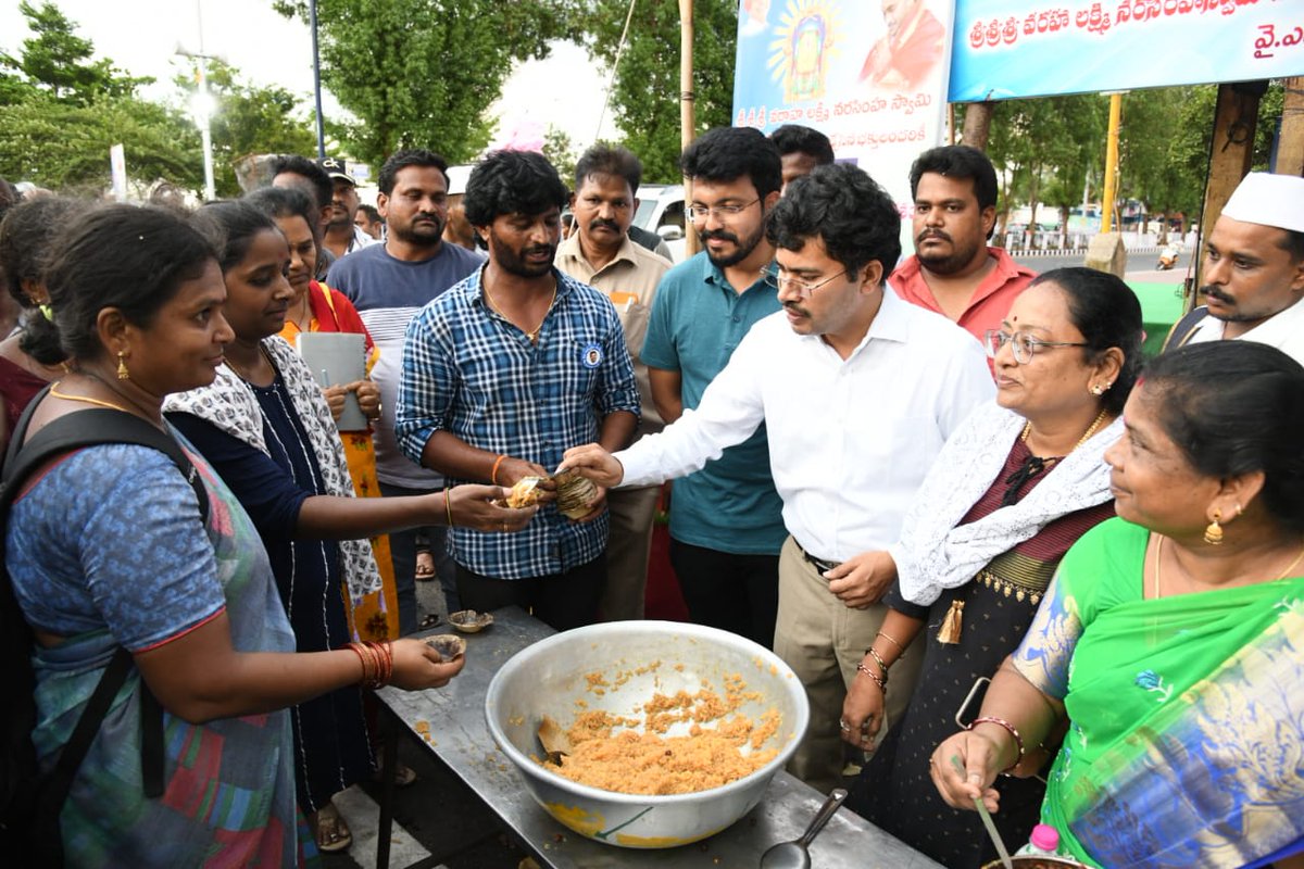 GVMC_VISAKHA's tweet photo. Collector Sri A Mallikarjuna along with Commissioner GVMC CM Saikanth Varma IAS inspected the  Giripradakshina event.  

#SwachhSurvekshan2023 
#SwachhSurvekshan2023Visakhapatnam  
#VisakhaSwachhSankalpam 
#VizagSaysNotoPlastic 
#EcoVizag 
#ISupportEcoVizag 
#GiriPradakshina 
#RRR4LIFE 
#IndiaVsGarbage 
#ChooseLiFE 
@AndhraPradeshCM 
@AudimulapSuresh 
@GHVKumariMayor 
@CDMA_Municipal 
@SwachhBharatGov 
@SwachhaAndhra  
@SwachSurvekshan  
@swachhbharat 
@MoHUA_India 
@AmritMahotsav 
@pibvijayawada 
@vizagcollector