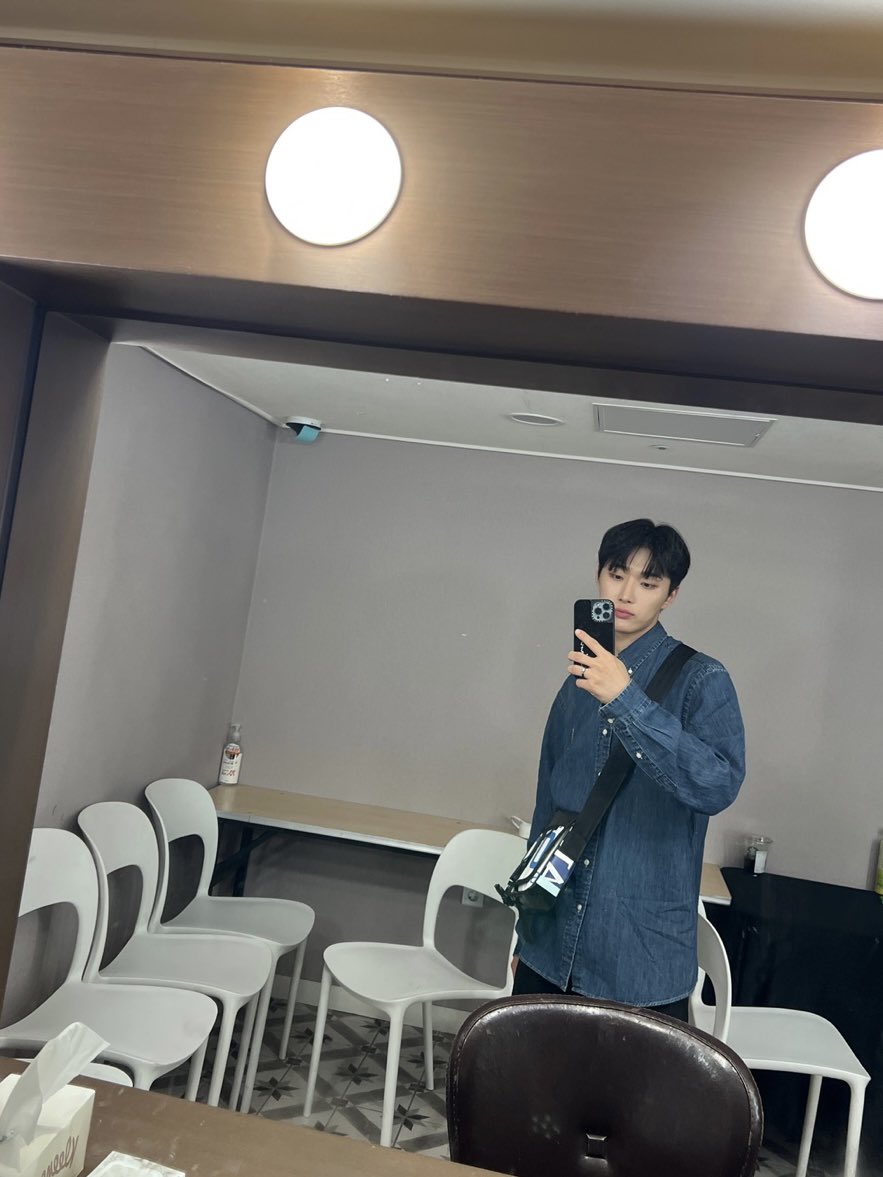 [#OX]

오늘 하루도 고생했어 고마워요😊
멤버들도 너무너무너무 고마워🫶

#OMEGA_X #오메가엑스
#재한 #JAEHAN