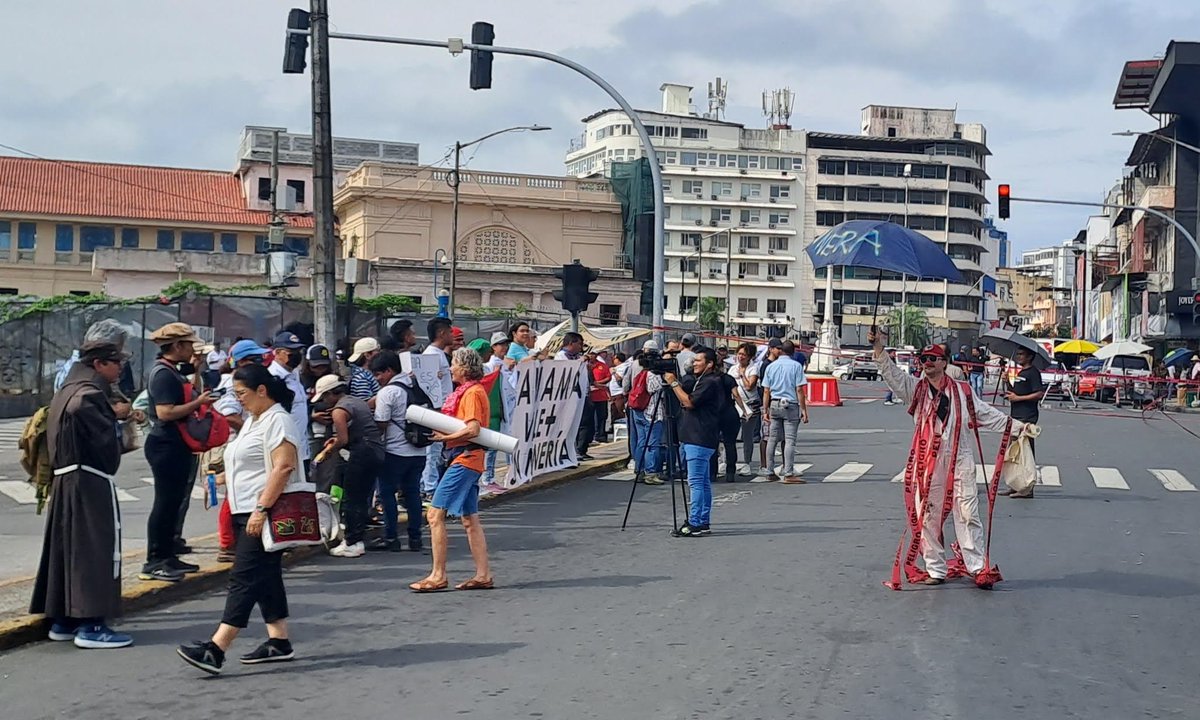 ciampanama's tweet image. Mientras se instalaba un nuevo período legislativo numerosas organizaciones sociales, ambientales, comunidades y gremios junto al Movimiento #PanamáValeMásSinMinería exigieron el rechazo del lesivo contrato con Minera Panamá y contra la minería en el resto del país.