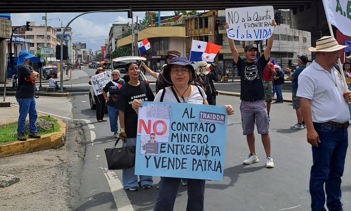 ciampanama's tweet image. Mientras se instalaba un nuevo período legislativo numerosas organizaciones sociales, ambientales, comunidades y gremios junto al Movimiento #PanamáValeMásSinMinería exigieron el rechazo del lesivo contrato con Minera Panamá y contra la minería en el resto del país.