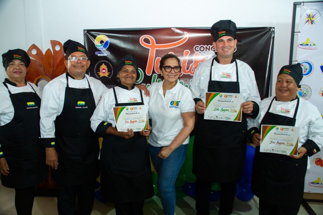 BajoLaLupaInfo's tweet photo. #HoyEsNoticia 

La representante de Península de Macanao, Isabel Marín, fue la ganadora ayer del concurso regional "Turismo Culinario con Alma Margariteña" que se realizó ayer en las instalaciones del Instituto Iberoamericano
👇🏽 https://t.co/TMl0AAQnWH