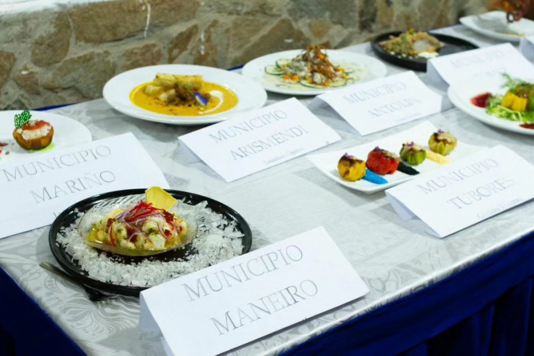 BajoLaLupaInfo's tweet photo. #HoyEsNoticia 

La representante de Península de Macanao, Isabel Marín, fue la ganadora ayer del concurso regional "Turismo Culinario con Alma Margariteña" que se realizó ayer en las instalaciones del Instituto Iberoamericano
👇🏽 https://t.co/TMl0AAQnWH
