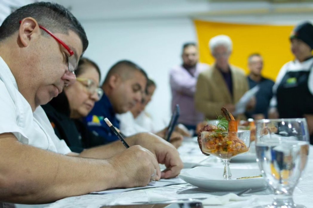 BajoLaLupaInfo's tweet photo. #HoyEsNoticia 

La representante de Península de Macanao, Isabel Marín, fue la ganadora ayer del concurso regional "Turismo Culinario con Alma Margariteña" que se realizó ayer en las instalaciones del Instituto Iberoamericano
👇🏽 https://t.co/TMl0AAQnWH