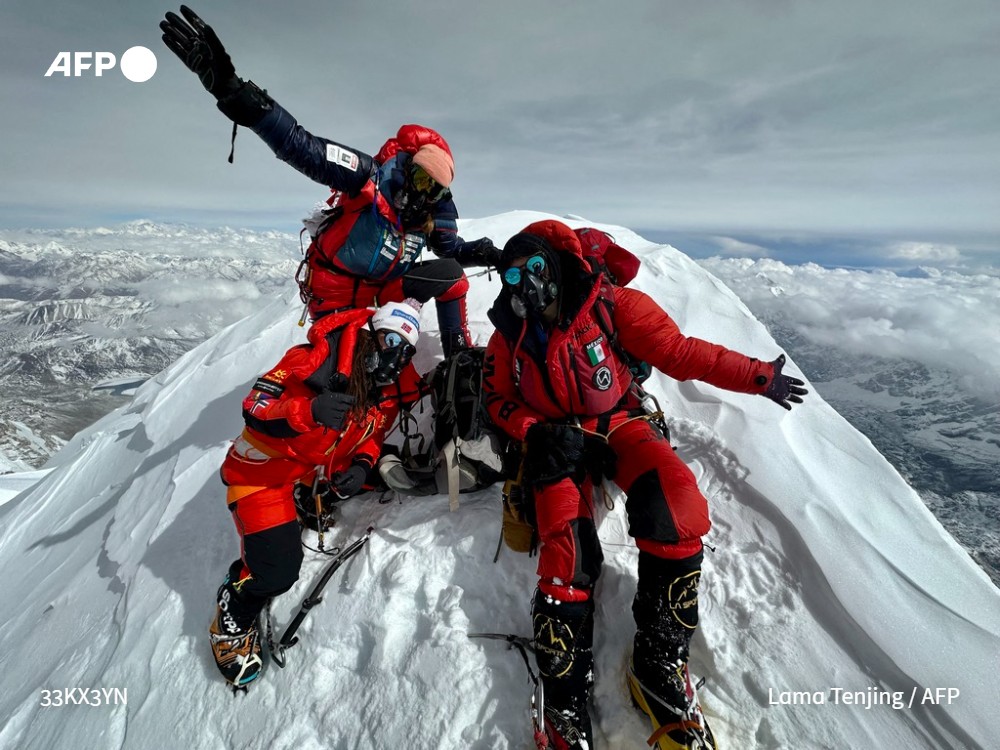 afpfr's tweet photo. 🏔️ Portrait de Sophie Lavaud, devenue le 26 juin la 1ère Française au monde tous genres confondus à avoir grimpé les 14 montagnes de + de 8.000 m, après s'être lancée dans l'alpinisme sur le tard

➡️ https://t.co/tR0gtf4R2f
✍🏻 @fr_dastier #AFP https://t.co/ib9w3e8zm4