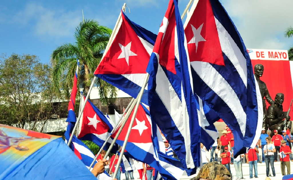 El Moncada enseñó a convertir los reveses en victorias, a entender que trincheras de ideas son más poderosas que trincheras de piedras.  #ConTodosLaVictoria #SanctiSpíritusEnMarcha #70Moncada <a href="/DiazCanelB/">Miguel Díaz-Canel Bermúdez</a> 
<a href="/DrRobertoMOjeda/">Dr. Roberto Morales Ojeda</a>