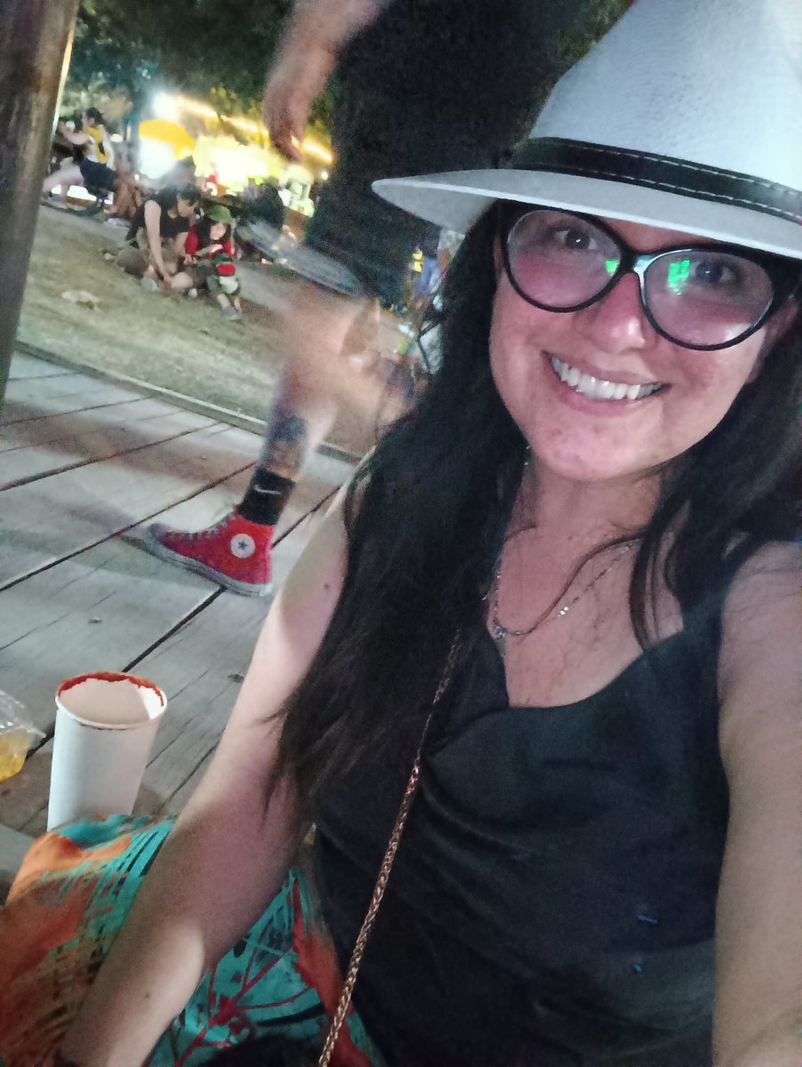 Biankich's tweet photo. Sonríe y sigue jodiendo a la vida. https://t.co/pETlhiuPcx
