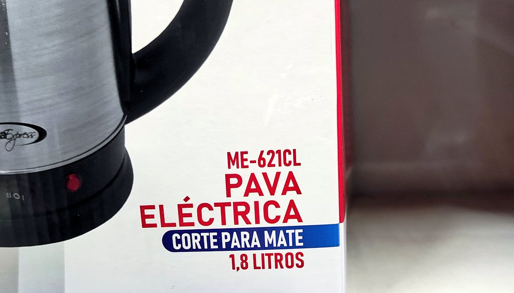 El otro día me reí excesivamente de esta caja porque la leí en turro