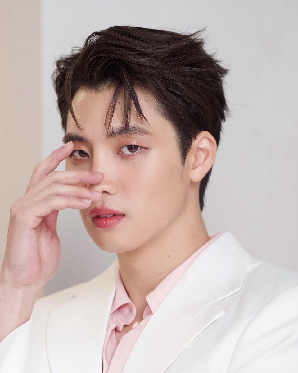 4MEANfc's tweet photo. ��วามหล่อระดับลูกรักพระเจ้าแบบนี่ จะหาคนหล่อแบบนี้ได้จากไหนอีกอะครับ😭

Cr. Ig pugkyy

#MeanPhiravich
#MeanTro
#FirstToShine https://t.co/qHHU44ikzR