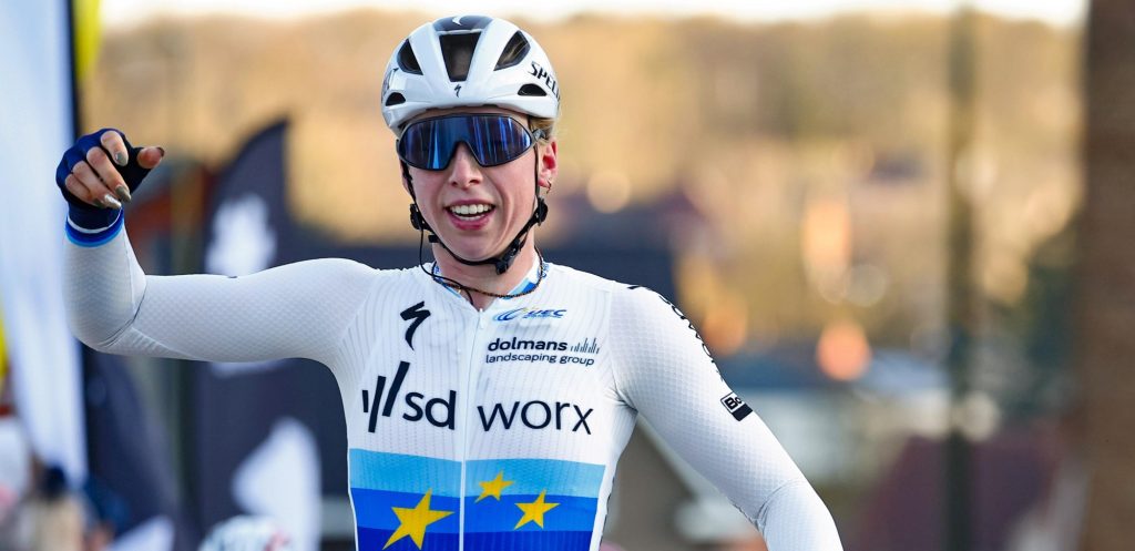 Lorena Wiebes verslaat Marianne Vos in derde rit Giro Donne, Van Vleuten behoudt roze

wielerflits.nl/nieuws/lorena-…

🇮🇹 #wielrennen #koers #ciclismo #GiroDonne #GiroDonne23 #UCIWWT
