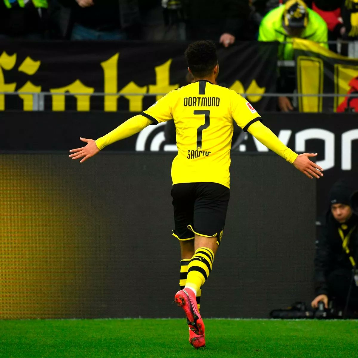 santynoop's tweet photo. @bvbnewsblog @BILD No one cares give me important news https://t.co/mDHq9nus5l