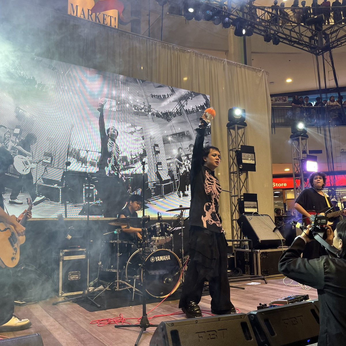 MarketMarketBGC's tweet photo. What an unforgettable moment of pure energy and passion from the Zild, One Click Straight, and audience! 🔥

Thank you for coming, see you next time!

#FunInTheFinds #iLoveMarketMarket #radbat #medisina #ocs #umusic https://t.co/I6HK5TlO7z