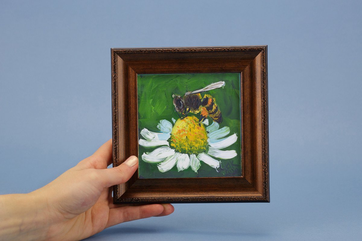 BumbleBee Small Oil Painting 
#BumbleBee #Small #Oilpainting #TinyBee #OriginalArt #Chamomile #Painting #Floral #Artwork 4x4'' by NatalyMak etsy.me/3CU7gXh  #cardboard #impressionist #plantstrees #artdeco