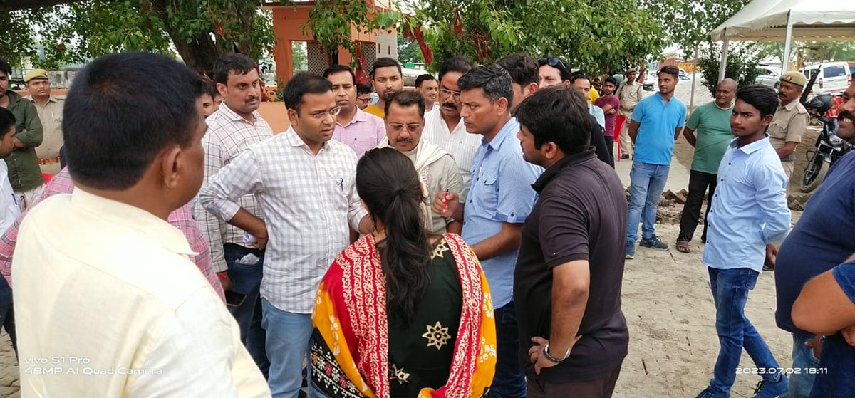 dm_kushinagar's tweet photo. माननीय प्रधानमंत्री जी के संभावित जनपद आगमन को लेकर तैयारियों का निरीक्षण व व्यवस्थाओं का जायजा लेते  जिलाधिकारी @RameshRanjanIAS ।

@UPGovt @CMOfficeUP @InfoDeptUP @ChiefSecyUP @ShishirGoUP @InfoUPFactCheck https://t.co/kPB3n9arRD