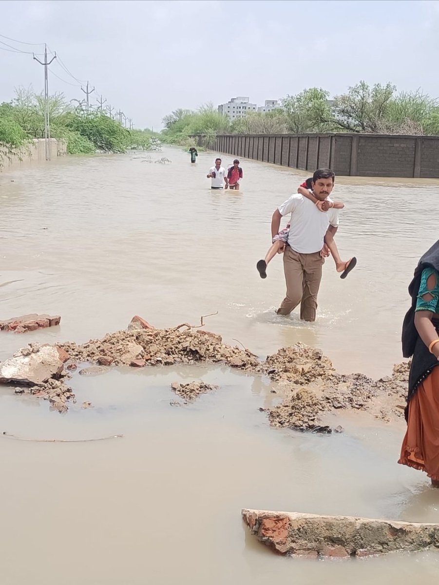 VishwasShah's tweet photo. Rescue Operation by Gujarat Police ag Viramgam. #SaluteGujPolice @sanghaviharsh @CMOGuj @PMOIndia @AhmedabadPolice #Police https://t.co/t8cnQGLMc6